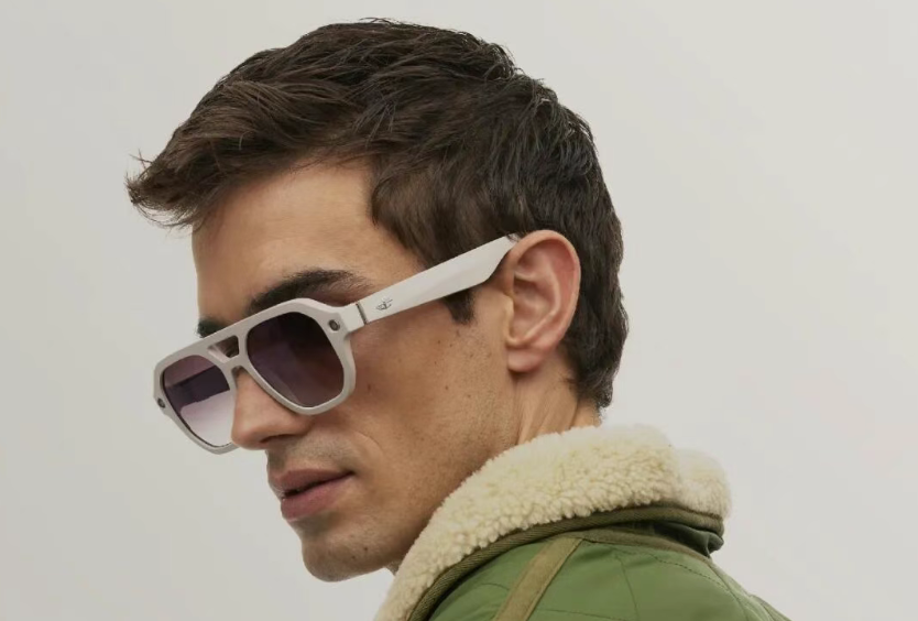 L'Attitude 52°N Berlin Dune Aviator frame on model