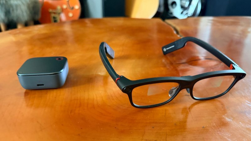 INMO GO3 glasses beside their compact charging case